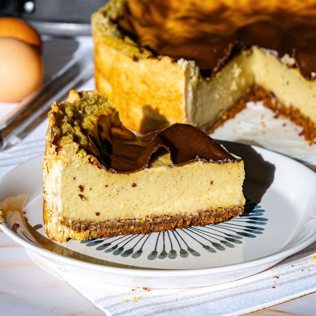 La photo représente la recette : Pistachio Parisian flan (French custard pie) with speculoos and pistachio crust and shortcrust pastry