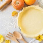 Flan pâtissier à la pistache avec croûte spéculoos-pistache et pâte brisée : La photo est une représentation de l'étape 1