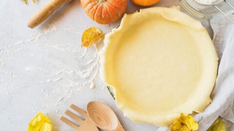 Pistachio Parisian flan (French custard pie) with speculoos and pistachio crust and shortcrust pastry : La photo est une représentation de l'étape 1