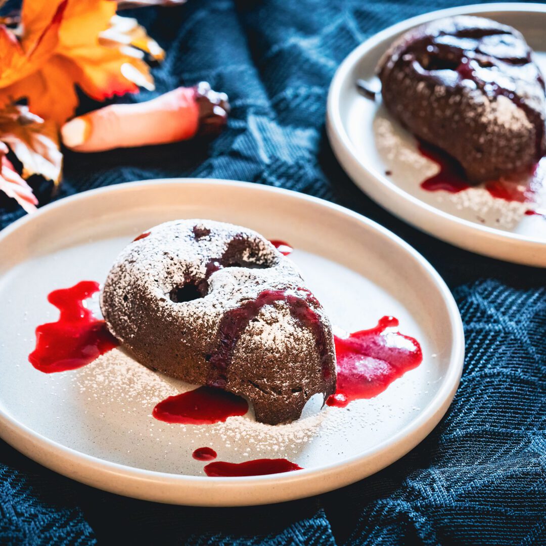 La photo représente la recette : Gâteau moelleux chocolat tête de mort, cœur coulant framboise spécial Halloween