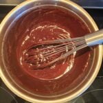 Skull-shaped chocolate cake with molten raspberry center for Halloween : La photo est une représentation de l'étape 6