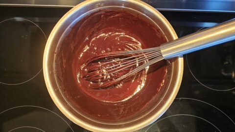 Skull-shaped chocolate cake with molten raspberry center for Halloween : La photo est une représentation de l'étape 6