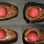 Gâteau moelleux chocolat tête de mort, cœur coulant framboise spécial Halloween : La photo est une représentation de l'étape 9