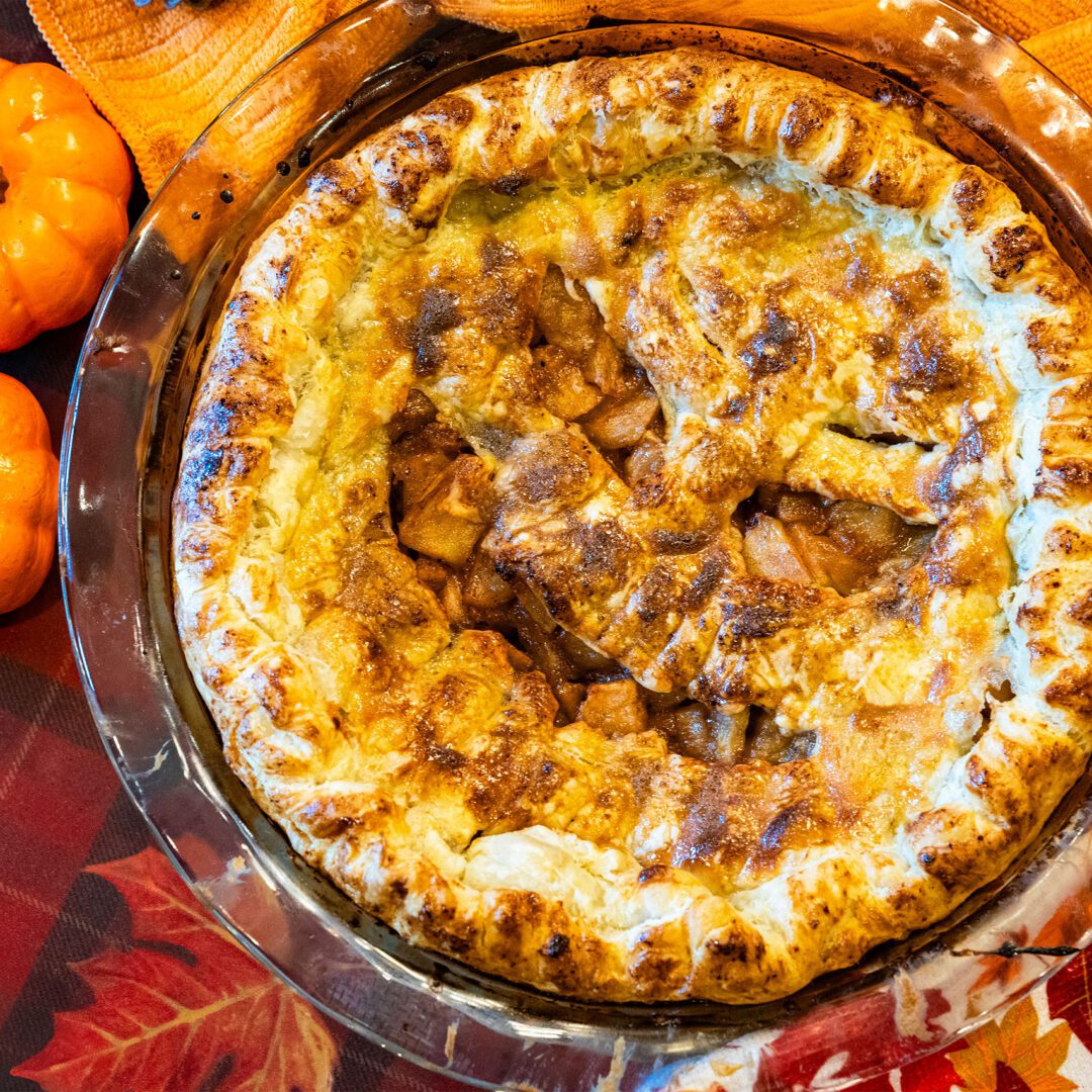 La photo représente la recette : Tarte aux pommes, cannelle et Calvados d'Halloween