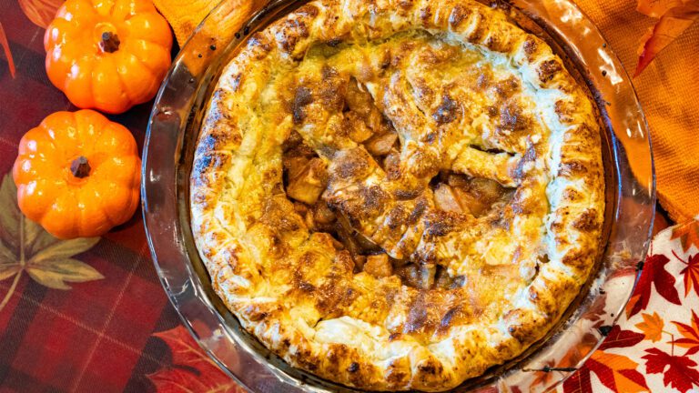 La photo représente la recette : Tarte aux pommes, cannelle et Calvados d'Halloween