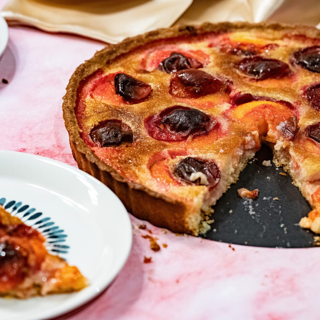 La photo représente la recette : Plum tart with almond shortcrust pastry