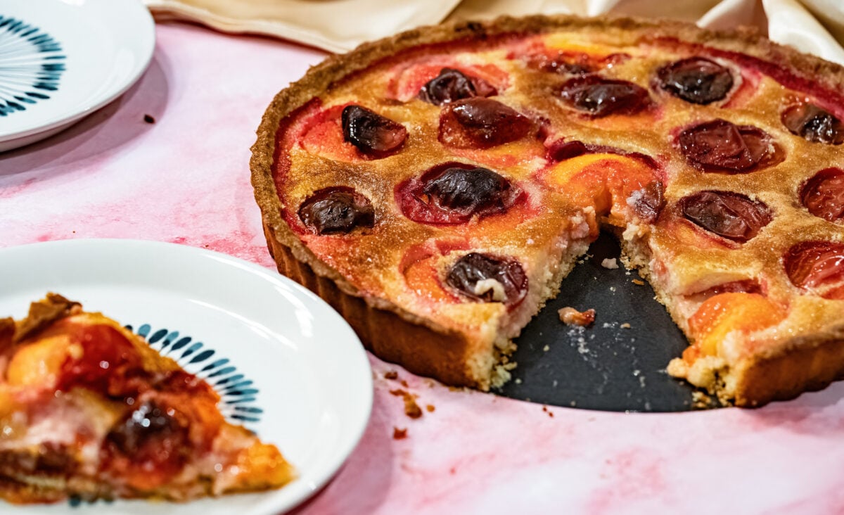 Tarte aux prunes avec pâte sablée aux amandes