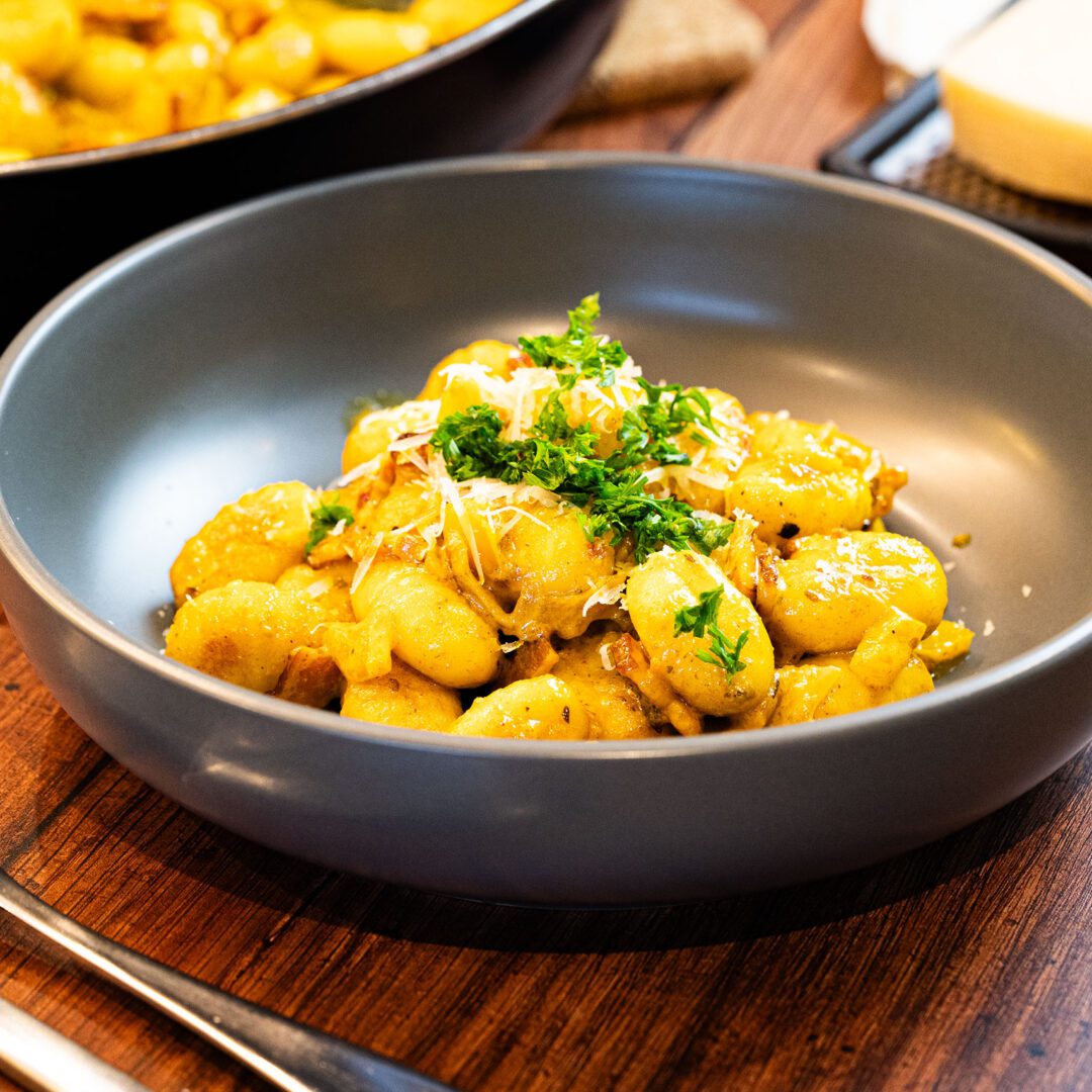 La photo représente la recette : Gnocchis à poêler au lard fumé (bacon), oignon, poivron et crème épicée