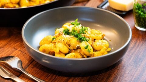 Pan-fried gnocchi with bacon, onion, yellow bell pepper, and spicy cream : La photo est une représentation de l'étape 7