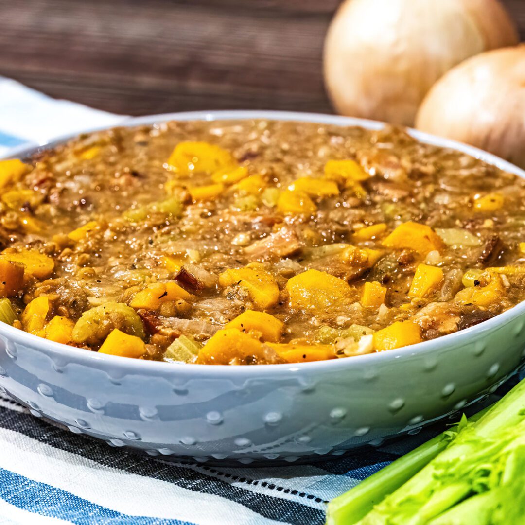 La photo représente la recette : Lentilles vertes au lard fumé (Bacon), carottes, céleri et vin blanc