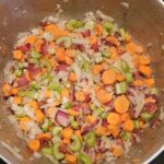 Green lentils with smoked bacon, carrots, celery, and white wine : La photo est une représentation de l'étape 5