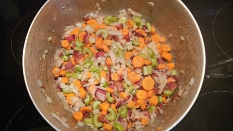 Green lentils with smoked bacon, carrots, celery, and white wine : La photo est une représentation de l'étape 5