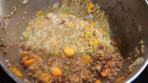 Green lentils with smoked bacon, carrots, celery, and white wine : La photo est une représentation de l'étape 8