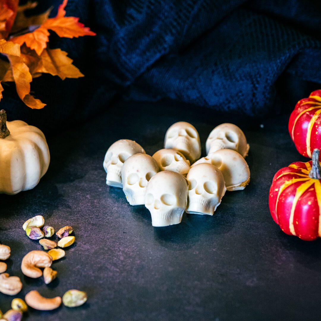 La photo représente la recette : Bonbons squelettes d'Halloween au chocolat blanc, noix de cajou et crème de pistache