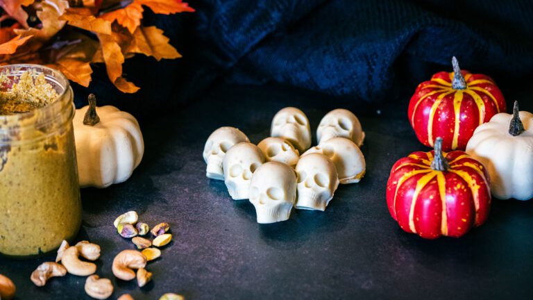 La photo représente la recette : Bonbons squelettes d'Halloween au chocolat blanc, noix de cajou et crème de pistache