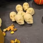 Halloween skeleton candies with white chocolate, cashews, and pistachio cream : La photo est une représentation de l'étape 5