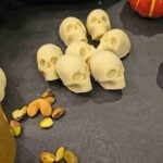 Bonbons squelettes d'Halloween au chocolat blanc, noix de cajou et crème de pistache : La photo est une représentation de l'étape 5