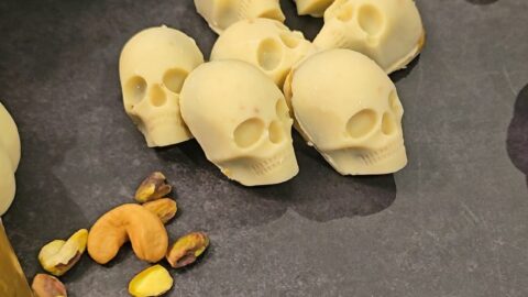 Halloween skeleton candies with white chocolate, cashews, and pistachio cream : La photo est une représentation de l'étape 5