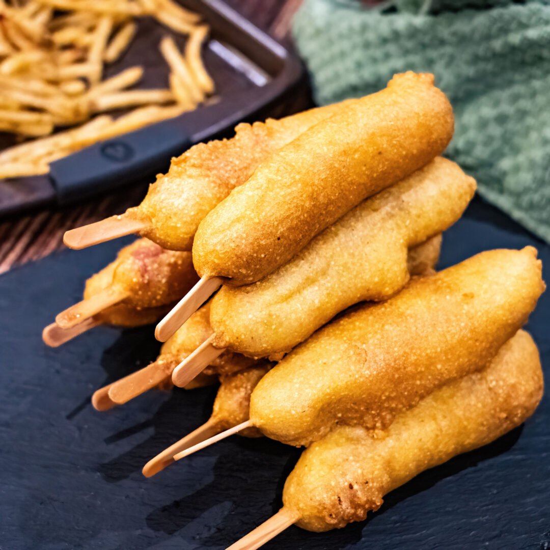 La photo représente la recette : Homemade Beer-Battered Corn Dog (simple and crispy)