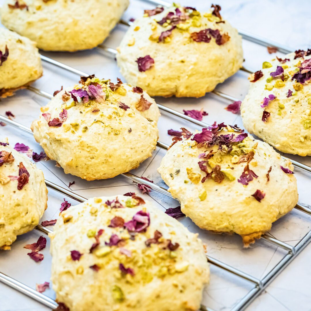 La photo représente la recette : Almond, pistachio, and rose scones: A delicate and fragrant recipe