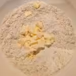 Scones amande, pistache et rose : recette délicate et parfumée : La photo est une représentation de l'étape 2