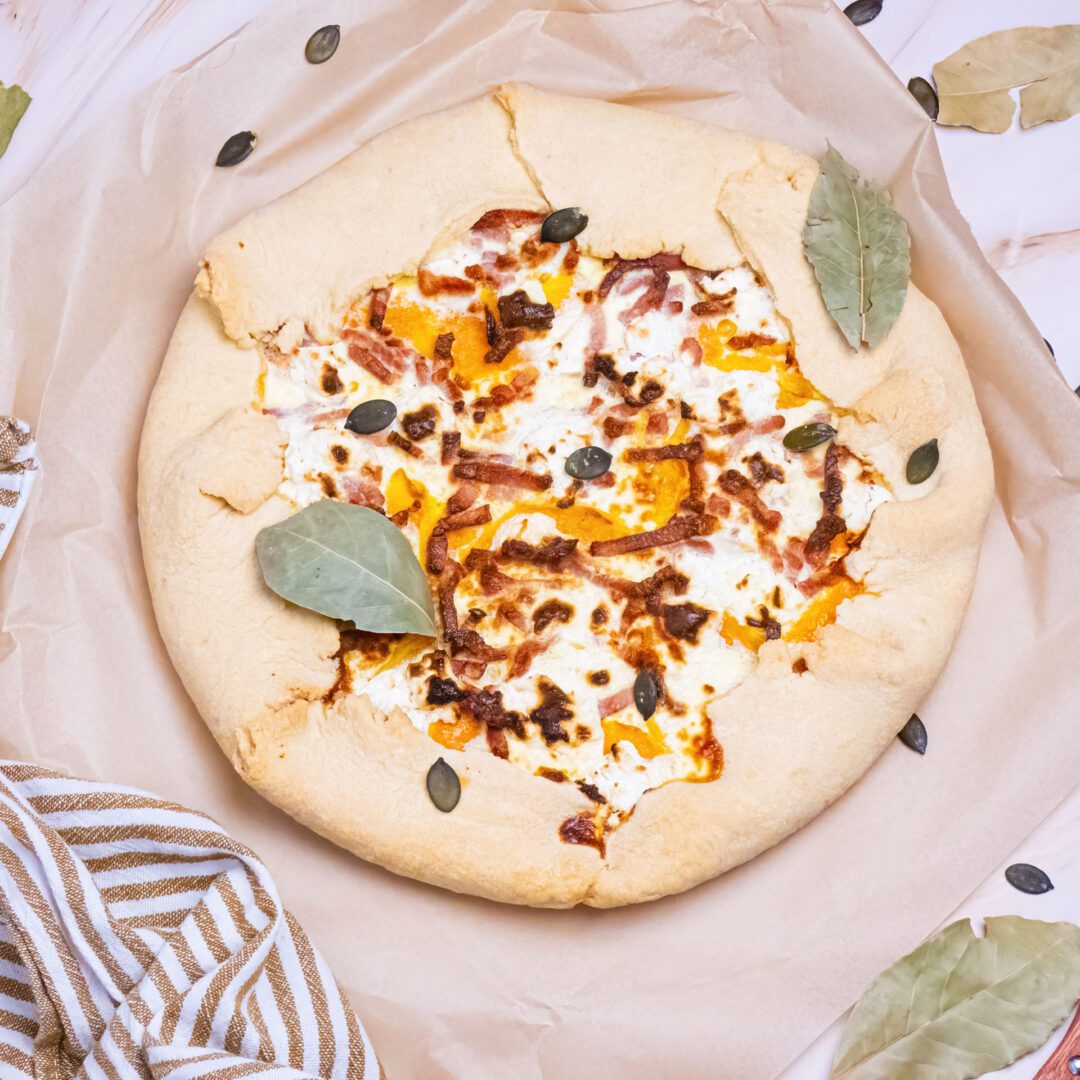 La photo représente la recette : Tarte rustique à la courge butternut, chèvre et lardons fumés