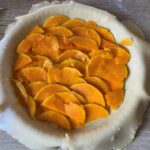 Tarte rustique à la courge butternut, chèvre et lardons fumés : La photo est une représentation de l'étape 7