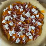 Rustic butternut squash tart with goat cheese and smoked bacon : La photo est une représentation de l'étape 9