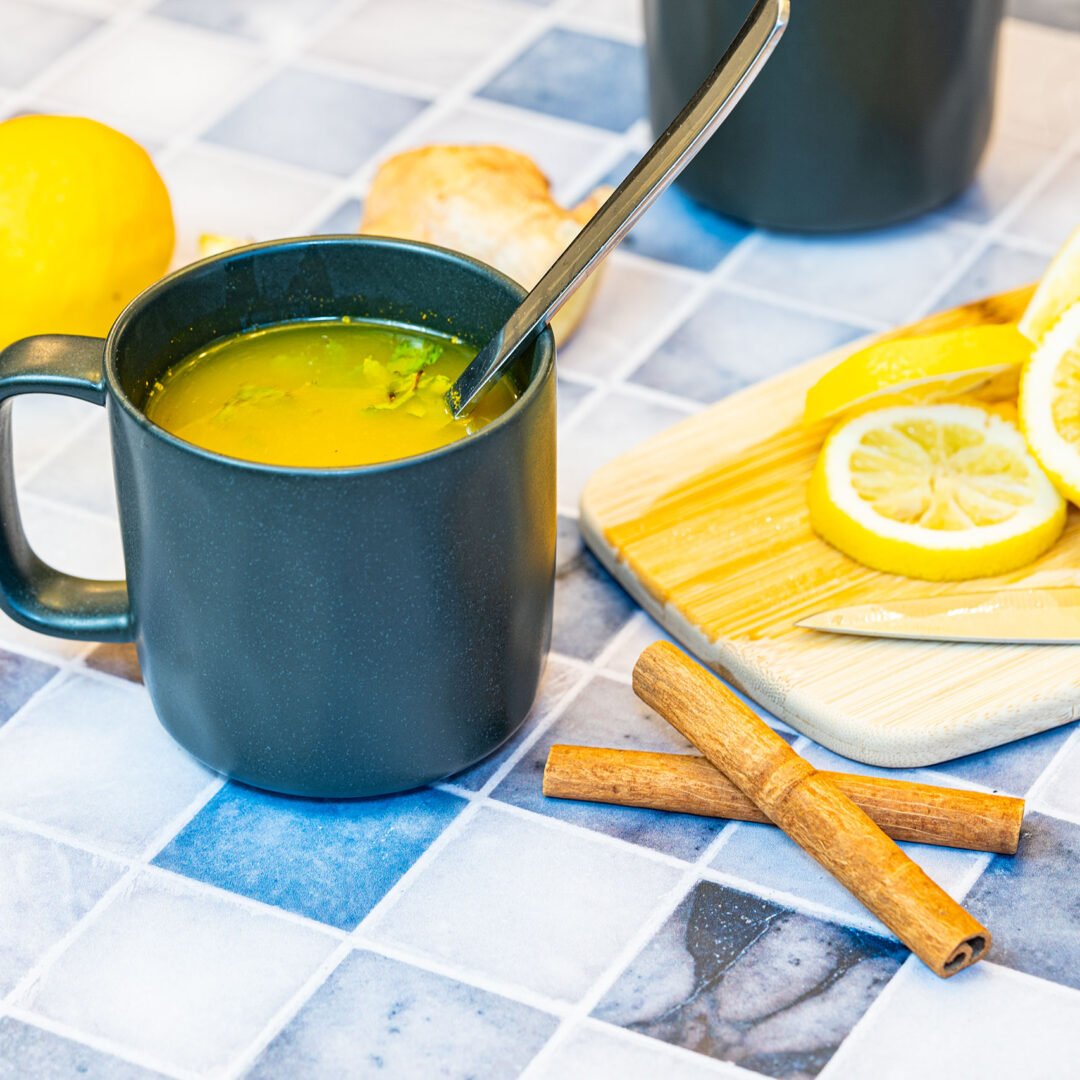 La photo représente la recette : Ginger, Turmeric, Cinnamon, Honey, and Lemon Tea to Fight Colds