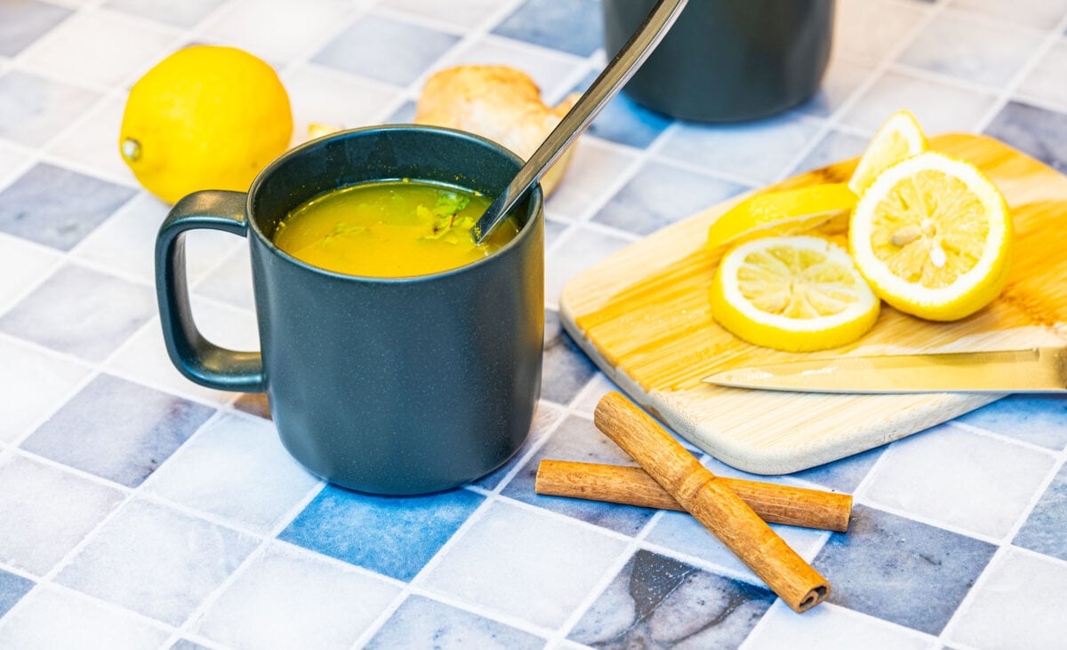 Tisane gingembre, curcuma, cannelle, miel et citron pour combattre le rhume