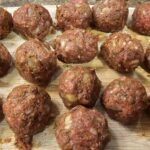 Boulettes de veau épicées avec sauce crémeuse à la moutarde : La photo est une représentation de l'étape 2