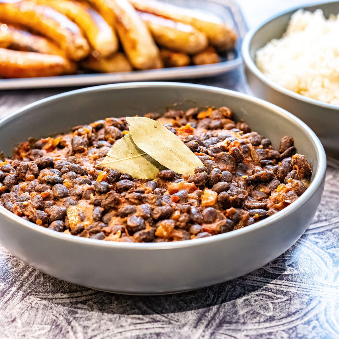 La photo représente la recette : Madesu (Mahalagi) : Recette congolaise de haricots noirs à la sauce tomate