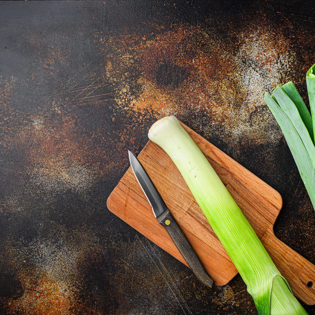 La photo représente l'article de lecture culinaire : Tout savoir sur le poireau : Histoire, bienfaits, astuces et recettes