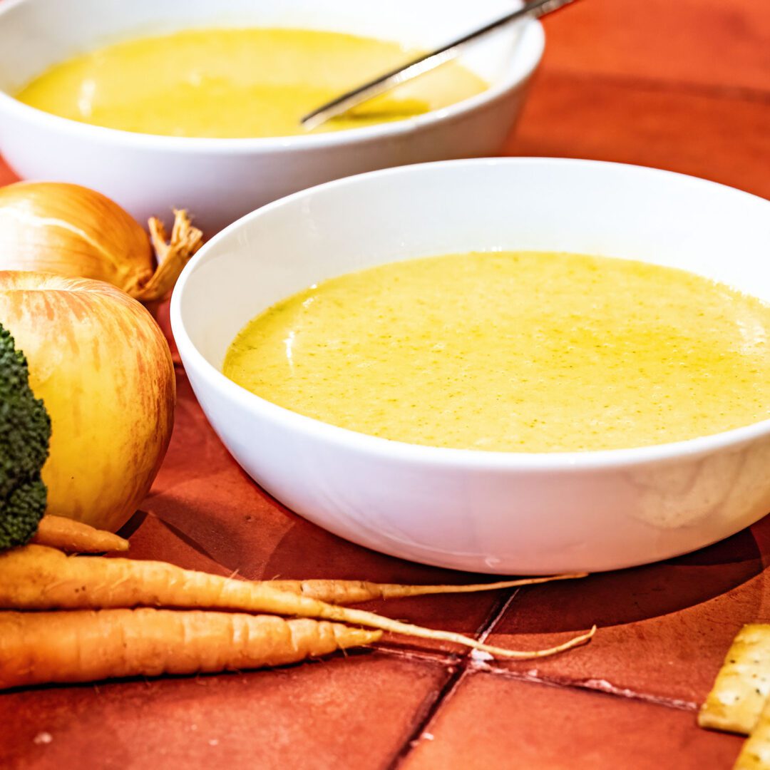 La photo représente la recette : Creamy vegetable and apple soup with maple syrup, ginger, and cumin