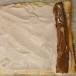 Bûche de Noël roulée cœur caramel beurre salé, mousse de poire et glaçage miroir au caramel : La photo est une représentation de l'étape 8