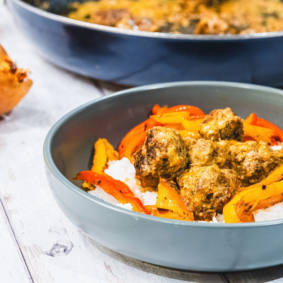 La photo représente la recette : Spiced veal meatballs with creamy mustard sauce