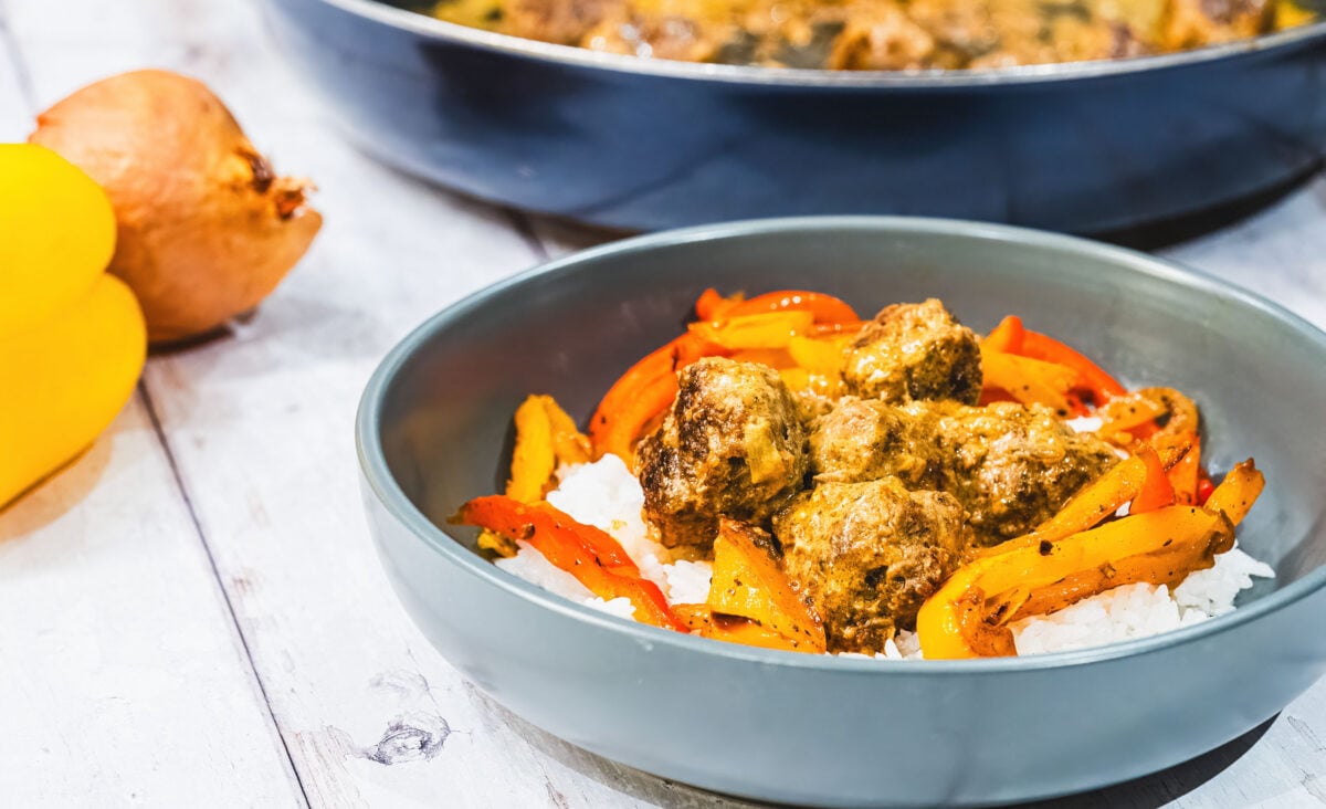 Boulettes de veau épicées avec sauce crémeuse à la moutarde