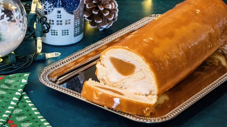 La photo représente la recette : Bûche de Noël roulée cœur caramel beurre salé, mousse de poire et glaçage miroir au caramel