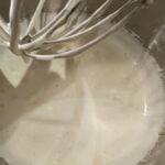 Bûche de Noël roulée cœur caramel beurre salé, mousse de poire et glaçage miroir au caramel : La photo est une représentation de l'étape 2