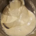 Bûche de Noël roulée cœur caramel beurre salé, mousse de poire et glaçage miroir au caramel : La photo est une représentation de l'étape 3