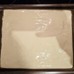 Bûche de Noël roulée cœur caramel beurre salé, mousse de poire et glaçage miroir au caramel : La photo est une représentation de l'étape 4