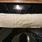 Bûche de Noël roulée cœur caramel beurre salé, mousse de poire et glaçage miroir au caramel : La photo est une représentation de l'étape 6