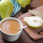 Bûche de Noël roulée cœur caramel beurre salé, mousse de poire et glaçage miroir au caramel : La photo est une représentation de l'étape 7