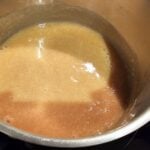 Bûche de Noël roulée cœur caramel beurre salé, mousse de poire et glaçage miroir au caramel : La photo est une représentation de l'étape 9