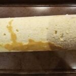 Bûche de Noël roulée cœur caramel beurre salé, mousse de poire et glaçage miroir au caramel : La photo est une représentation de l'étape 10