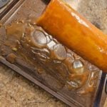 Bûche de Noël roulée cœur caramel beurre salé, mousse de poire et glaçage miroir au caramel : La photo est une représentation de l'étape 11