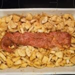 Filet mignon de porc rôti au four avec pommes de terre, oignons et sauce épicée : La photo est une représentation de l'étape 2
