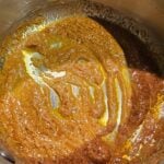 Filet mignon de porc rôti au four avec pommes de terre, oignons et sauce épicée : La photo est une représentation de l'étape 3