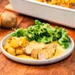 Filet mignon de porc rôti au four avec pommes de terre, oignons et sauce épicée : La photo est une représentation de l'étape 4