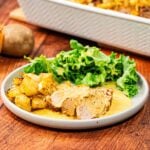 Filet mignon de porc rôti au four avec pommes de terre, oignons et sauce épicée : La photo est une représentation de l'étape 4